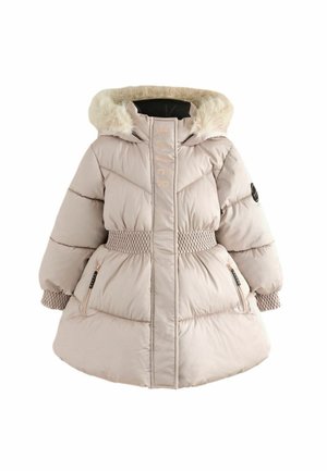 Chaqueta acolchada de color rosa claro con capucha de piel sintética, patrón de rombos, cintura con cinturón y bolsillos laterales con cremallera. Presenta un logotipo en la parte delantera.