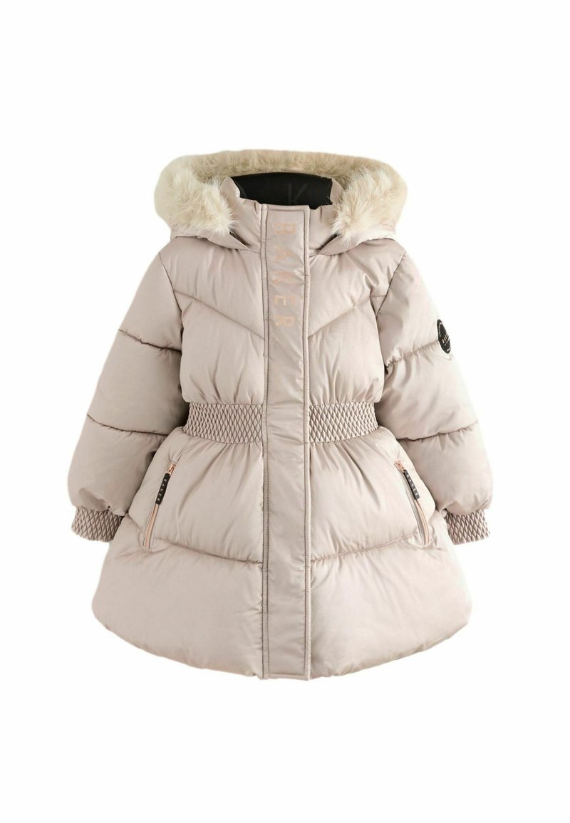 Chaqueta acolchada de color rosa claro con capucha de piel sintética, patrón de rombos, cintura con cinturón y bolsillos laterales con cremallera. Presenta un logotipo en la parte delantera.