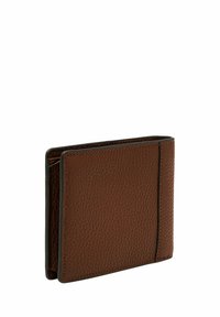 Brun læder bifold tegnebog med tekstureret overflade, glatte kanter og et kompakt design. Har lodrette kortlommer på den ene side.
