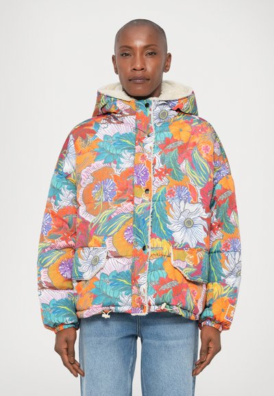 Veste rembourrée à motif floral avec un design coloré, dotée d'une capuche en fourrure, de boutons et de deux poches à l'avant. Tissu doux et texturé.