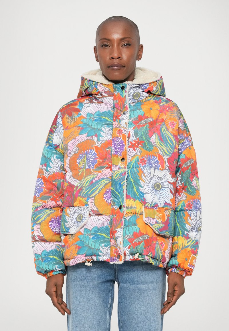 Blomstermønstret pufferjakke med et farverigt design, der har en pelsforet hætte, knapper og to frontlommer. Blødt, struktureret stof.