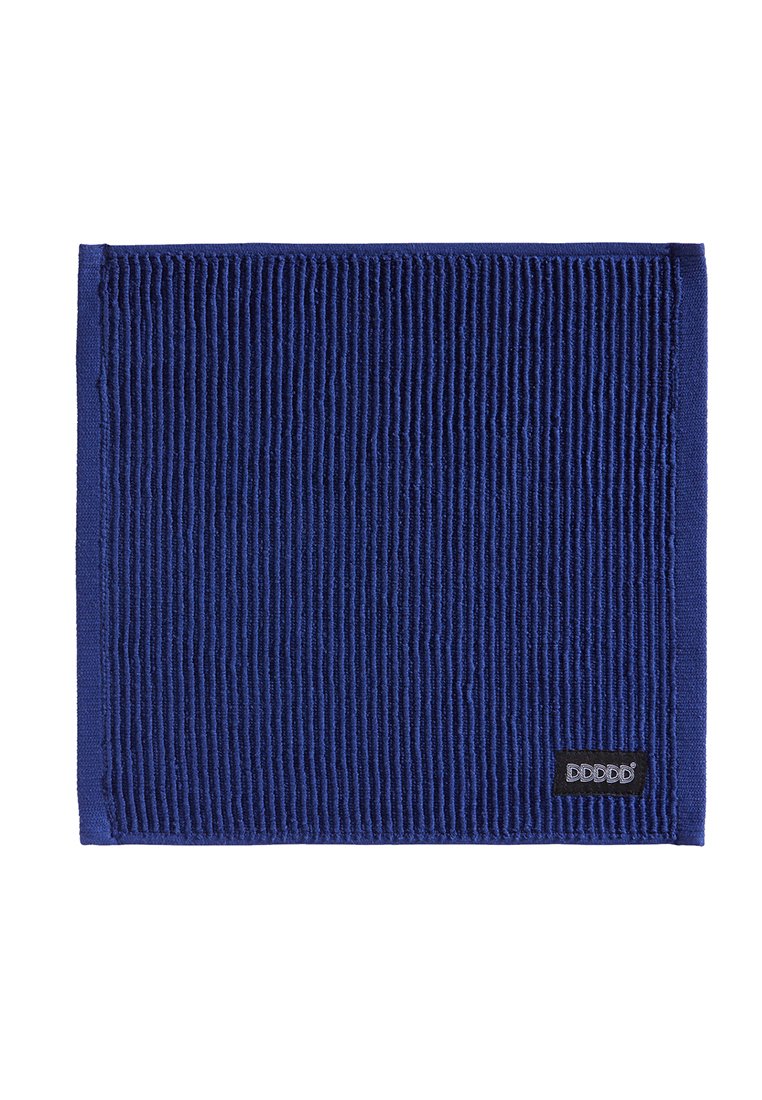 Blaues Mikrofasertuch mit strukturiertem geripptem Design und schwarzem Etikett, in rechteckiger Form und mit genähten Kanten.