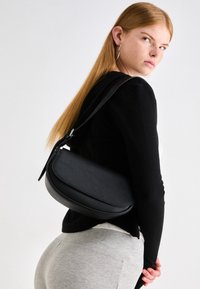 Taška s příčným popruhem - black