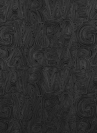 Svart tyg med djärva, upphöjda bokstäver i en kontinuerlig linje-design. Texten innehåller olika ord som skapar ett texturerat mönster.