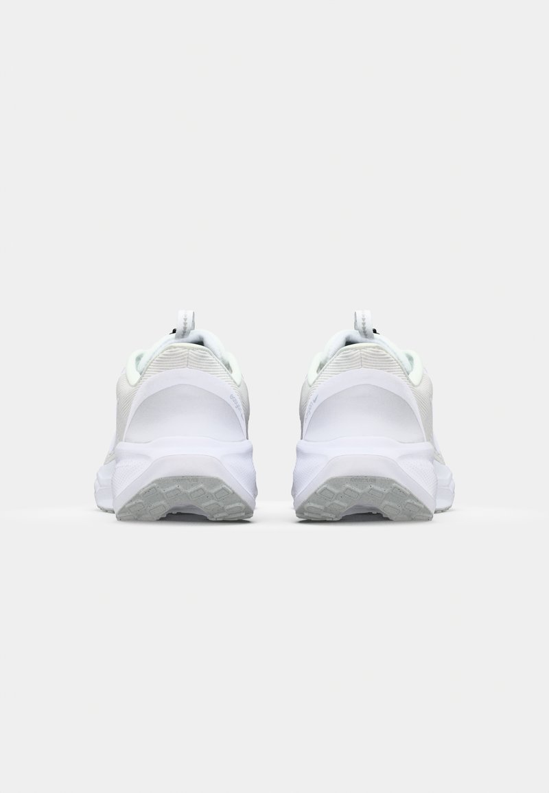 Zapatillas deportivas blancas con paneles de malla texturizada, tacones redondeados, suelas de goma y una lengüeta en la parte trasera para facilitar su uso.
