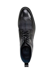 Czarne skórzane buty do garnituru z designem wingtips, z niebieską kraciastą tkaniną, ozdobnymi dziurkami i wstążkami. W zestawie sznurówki i pętla do zakładania.