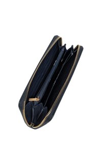 Herrenbörse aus marineblauem Leder mit strukturiertem Äußeren, goldfarbener Reißverschlussöffnung und mehreren Fächern für Geldscheine und Karten.