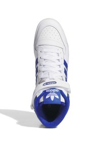 Hvide høje sneakers med blå striber, perforeret tåboks, polstret krave og logo på tungen og hælen. Snørebåndene er hvide.