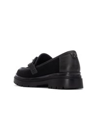 Mocasines negros de cuero liso y ante, con puntera redondeada, detalles cosidos y una suela de goma gruesa con surcos.