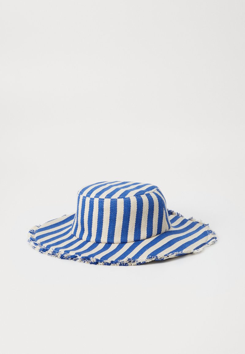 Chapéu de aba larga azul e branco com riscas, feito de tecido texturizado, com uma borda desfiada e design de coroa cilíndrica.