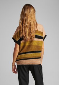 Sweter z krótkim rękawem, dzianinowy, w beżowe, żółte i czarne paski. Posiada luźny krój oraz strukturalny materiał z ribbowanym dołem.