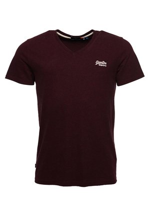 Bordeauxfarbener Baumwoll-V-Ausschnitt-T-Shirt mit kurzen Ärmeln und einem kleinen weißen Logo auf der Brust. Weiche Textur, lässiges Design, körperbetonte Passform.