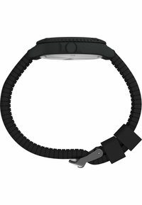 Juodas guminis laikrodis su tekstūruotu dirželiu, apvaliu ciferblatu ir sidabriniais laikikliais. Yra šoninė karūnėlė ir lankstus, reguliuojamas dirželis.