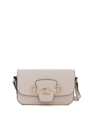 Sac bandoulière beige avec rabat, quincaillerie dorée, détail de boucle et logo GUESS sur le devant. Sangle réglable visible de chaque côté.