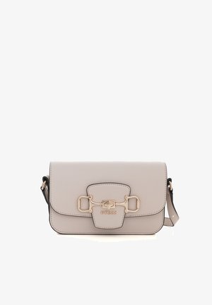 Sac bandoulière beige avec rabat, quincaillerie dorée, détail de boucle et logo GUESS sur le devant. Sangle réglable visible de chaque côté.