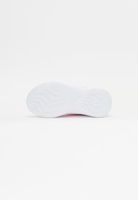 Suola di sneaker bianca con texture rigata e un motivo di battistrada minimale, con un accento rosa visibile lungo i lati.