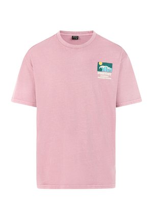 Roze T-shirt met korte mouwen van zachte stof, met een kleine grafische afbeelding van bergen en zon in blauw en geel op de linkerborst.