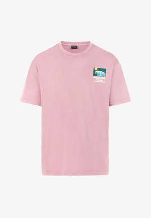Roze T-shirt met korte mouwen van zachte stof, met een kleine grafische afbeelding van bergen en zon in blauw en geel op de linkerborst.