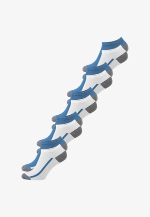 Fødder iført hvide ankelstrømper med grå tæer og hæle samt en tynd blå stribe langs siden, mod en ensartet lys baggrund.