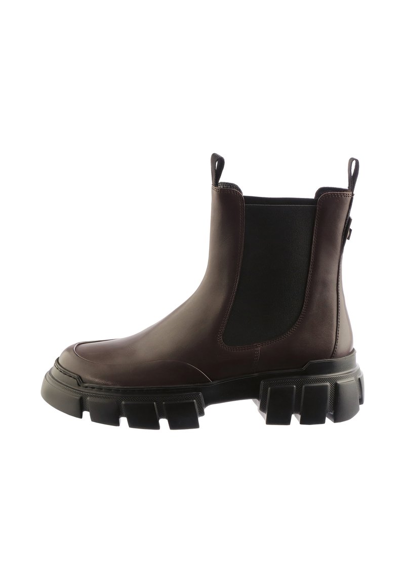 Bruine leren Chelsea boots met elastische zijpanelen, stevige zwarte rubberen zool en trek-lussen voor gemakkelijk aan- en uittrekken.