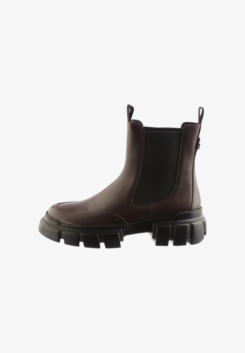 Bruine leren Chelsea boots met elastische zijpanelen, stevige zwarte rubberen zool en trek-lussen voor gemakkelijk aan- en uittrekken.