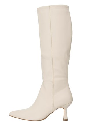 Botte en cuir crème montant jusqu'au genou avec bout pointu et talon moyen fin, vue de profil sur un fond uni.