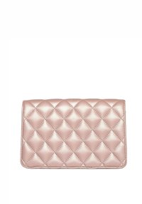 Różowy portfel z pikowanej sztucznej skóry o prostokątnym kształcie, z motywem diamentowym i gładką fakturą. Brak widocznych elementów metalowych.