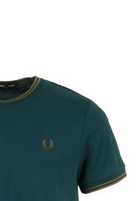 T-shirt a maniche corte color teal con doppi strisce verde oliva sul collo e sui polsini delle maniche, e piccolo logo a corona d'alloro verde oliva sul lato sinistro del petto.