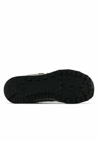 Semelle en caoutchouc noir avec des profondeurs prononcées et une surface texturée, comportant un logo et divers motifs de traction pour une adhérence et une stabilité accrues.