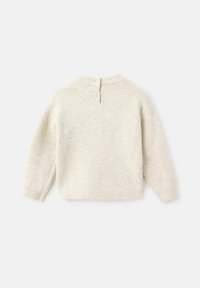 Ljusbeige tröja i mjukt stickad material, med rund halsringning, långa ärmar och en liten slitsdesign i ryggen.