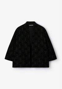 Zwarte kimono-stijl jas van zachte stof met een geometrisch ruitpatroon in metallic tinten, met brede mouwen en een open voorkant.