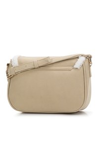 Borsa a spalla beige con una texture morbida, caratterizzata da un bordo soffice bianco, una tracolla regolabile e una forma semplice e arrotondata. Dettagli in tonalità oro.