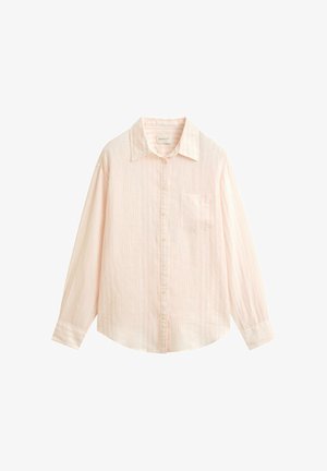 Lichtroze overhemd met lange mouwen, knopen, subtiele verticale strepen, een kraag en een borstzak, plat gelegd op een witte achtergrond.
