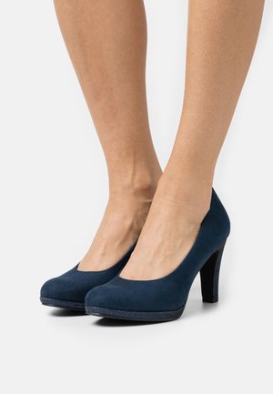 Navyblaue Wildlederschuhe mit hohen Absätzen, runder Zehenpartie und einer strukturierten schwarzen Plattform. Bietet ein glattes Obermaterial und ein schlankes Absatzdesign.