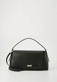 Schwarze Lederhandtasche mit strukturierter Form, ausgestattet mit einem oberen Griff und einem Schulterriemen. Vorderklappe mit goldfarbenem Metallakzent.