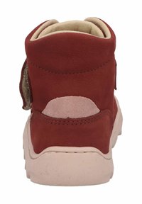 Roter High-Top-Sneaker aus Wildleder mit beigen Akzenten und rundem Rücken. Verfügt über einen gepolsterten Kragen und eine profilierte Gummisohle.