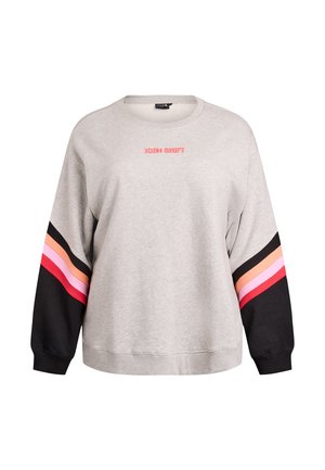 Šviesiai pilkas džemperis su juodomis rankovėmis, puoštas rožinėmis, raudonomis ir oranžinėmis juostelėmis, centre ant krūtinės rožiniais rašmenimis užrašytas tekstas „ICON SHIFT“.