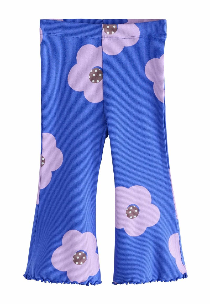 Pantalon en tissu côtelé bleu à jambes larges, présentant de grandes fleurs roses avec des centres marron et blanc à pois, et des ourlets froncés.