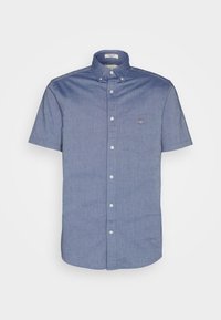 Blaues Kurzarmhemd mit Knopfleiste, Button-down-Kragen und kleinem gesticktem Logo auf der linken Brusttasche.