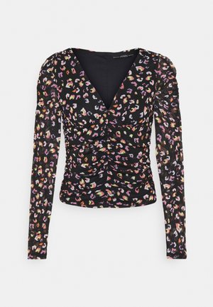 Schwarzes Langarmshirt mit tiefem V-Ausschnitt, gerafftem Design und einem bunten Leopardenmuster in Pink, Gelb und Weiß auf dunklem Hintergrund.