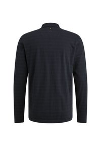 Polo de manga larga en azul marino oscuro con sutiles rayas horizontales, que presenta un cuello clásico y un pequeño logotipo en la parte posterior.