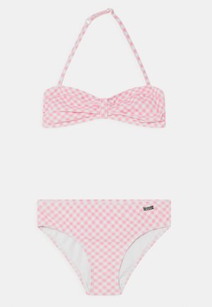 Pink-weißes Gingham-Bikini-Set mit einem Bandeau-Oberteil und Schleifendetail sowie verstellbaren Trägern, kombiniert mit mittelhohen Unterteilen. Glatte Stofftextur.