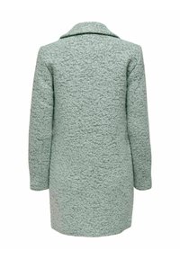 Manteau en laine vert clair texturé avec manches longues et col large, présenté de dos sur un fond blanc.