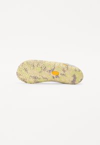 Semelle de chaussure avec une surface en caoutchouc multicolore et à motifs, mettant en avant des accents verts, jaunes et violets. Détail de logo circulaire au centre.