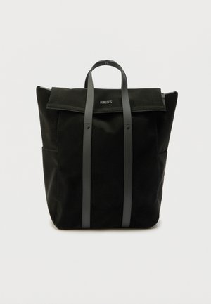 Čierny batoh RAINS s hornou chlopňou, dvoma vertikálnymi popruhmi na prednej strane a krátkym uchom na jednoduchom pozadí.