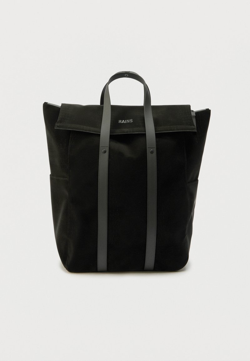 Μαύρο σακίδιο πλάτης RAINS με πάνω κάλυμμα, δύο κάθετες λουρίδες στο μπροστινό μέρος και κοντή λαβή, σε απλό φόντο.
