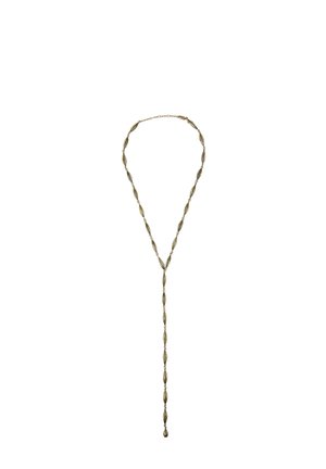 Collana in tono dorato con anelli allungati e texture, dotata di un dettaglio pendente centrale e un design a strati che crea una forma a Y.