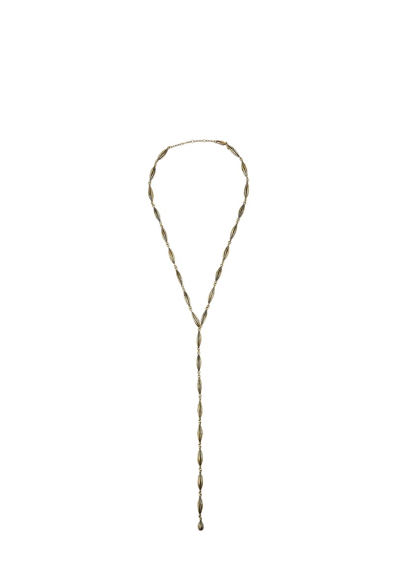Collana in tono dorato con anelli allungati e texture, dotata di un dettaglio pendente centrale e un design a strati che crea una forma a Y.