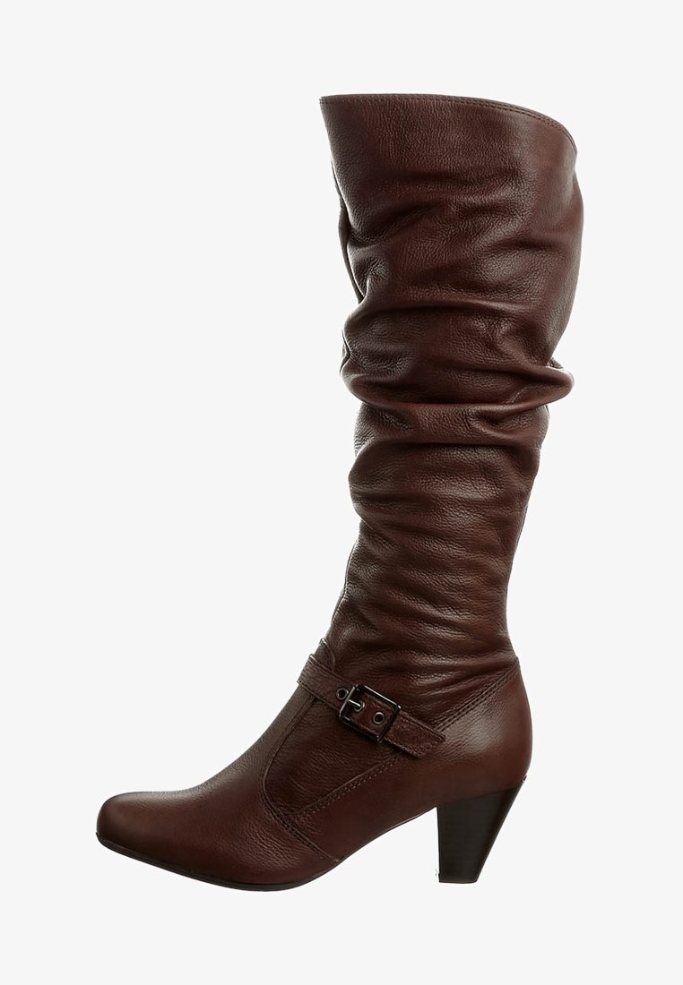 Botas de cuero marrón hasta la rodilla con un diseño arrugado, punta afilada y un tacón de bloque medio. Presenta una hebilla decorativa y un acabado texturizado.