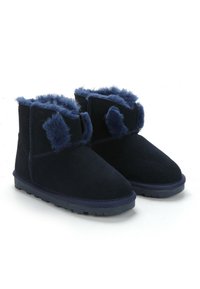 Stivali alla caviglia blu navy realizzati in morbido camoscio, con dettagli in pelliccia sintetica attorno al colletto e suola in gomma con trazione testurizzata.